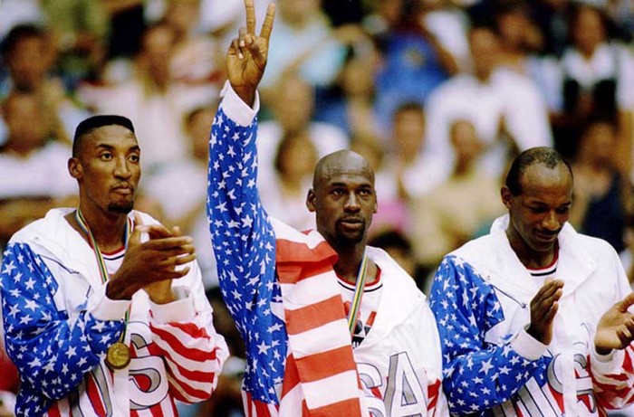 Đội tuyển bóng rổ Olympic Hoa Kỳ 1992 – 2000: Sau khi thất bại với các cầu thủ đại học, Mỹ đưa các ngôi sao NBA vào đội tuyển Olympic. “Dream Team” của Hoa Kỳ, dẫn đầu bởi Michael Jordan và Magic Johnson, đoạt Huy chương Vàng năm 1992 tại Barcelona với thành tích bất bại. “Dream Team II” dẫn đầu bởi Hakeem Olajuwon và Shaquille O’Neal cũng đoạt Vàng tại Atlanta, Mỹ. Họ tiếp tục đoạt Vàng tại Sydney 2000.